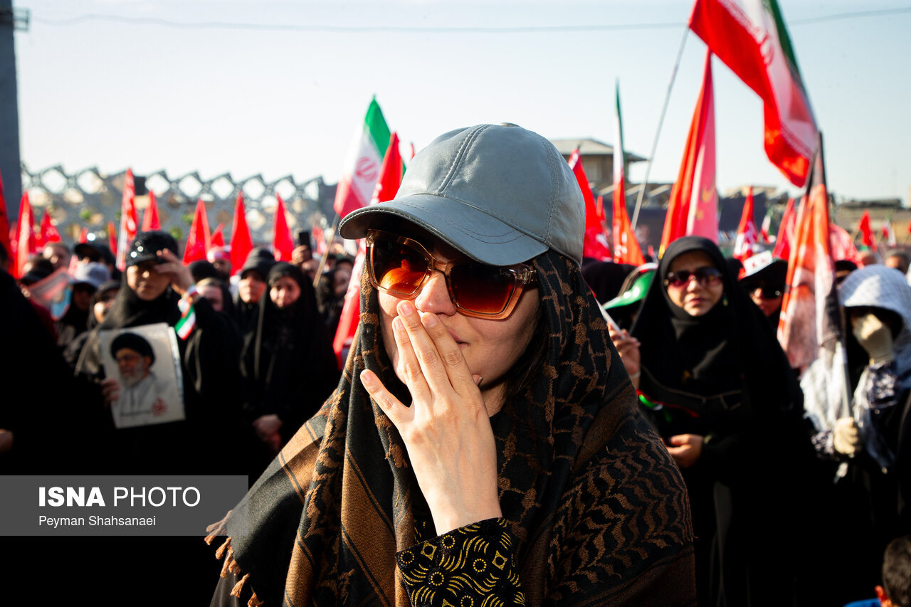 پوشش متفاوت برخی زنان در مراسم تشییع پیکر رهبر شهید انقلاب