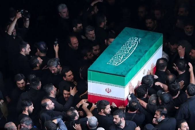 فوری/ مراسم تدفین پیکر رهبر شهید با حضور اعضای بیت رهبر انقلاب برگزار می شود/ مراسم تشییع پیکر رهبر شهید پس از برگزاری نماز بر پیکر شهدا پایان می‌یابد