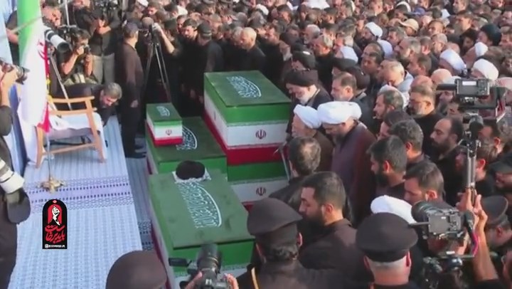 تصاویری از اقامه نماز آیت الله جوادی آملی بر پیکر رهبر شهید انقلاب