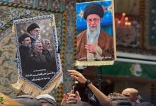 تصویری خاص از پیکرهای خانواده رهبر شهید در کنار حرم حضرت عباس(ع)