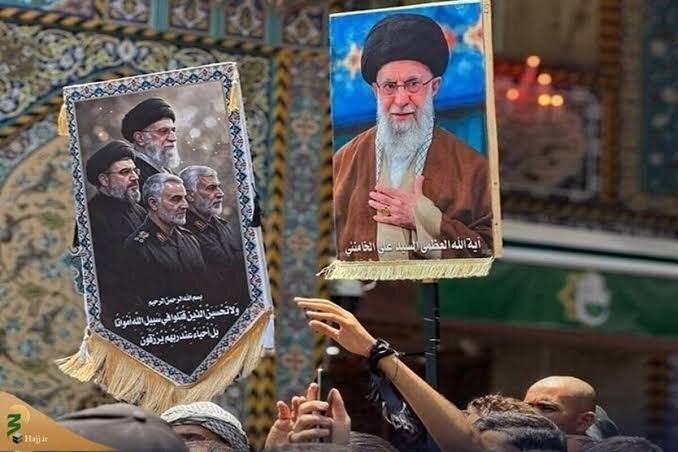 تصویری خاص از پیکرهای خانواده رهبر شهید در کنار حرم حضرت عباس(ع)