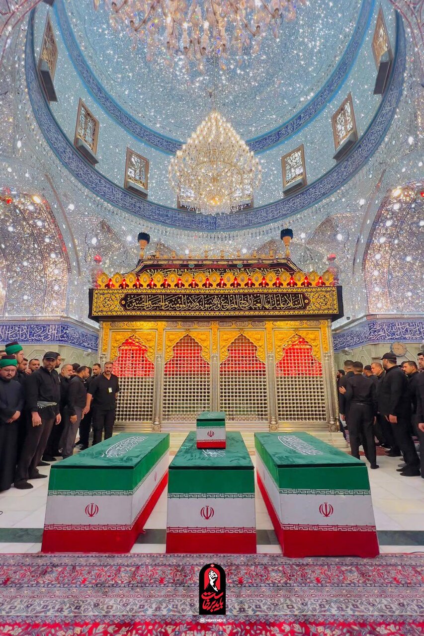 تصویری خاص از پیکرهای خانواده رهبر شهید در کنار حرم حضرت عباس(ع)