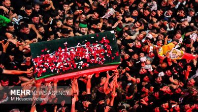 چه کسی بر پیکر رهبر شهید انقلاب در حرم رضوی نماز می خواند؟