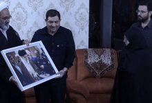 دیدار مخبر با خانواده شهید امیر سرلشکر خلبان نصیرزاده/ حضرت آقا ایران را به کشوری تبدیل کردند که امروز برابر ابرقدرت اول دنیا می‌ایستد