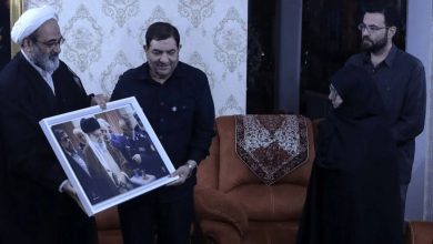 دیدار مخبر با خانواده شهید امیر سرلشکر خلبان نصیرزاده/ حضرت آقا ایران را به کشوری تبدیل کردند که امروز برابر ابرقدرت اول دنیا می‌ایستد