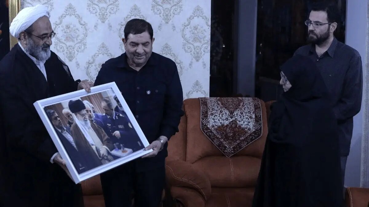 دیدار مخبر با خانواده شهید امیر سرلشکر خلبان نصیرزاده/ حضرت آقا ایران را به کشوری تبدیل کردند که امروز برابر ابرقدرت اول دنیا میایستد