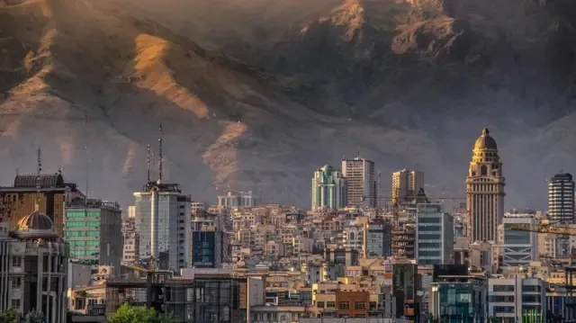 خاموشی طولانی در تهران؛ برخی مشترکان از قطعی ۴ ساعته در اوج گرما خبر می‌دهند