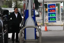 بی‌بی‌سی سرویس جهانی: تورم در آمریکا ماه گذشته کاهش یافت / قیمت بنزین نیز نزدیک به ۱۰ درصد ارزانتر شد / این روند نزولی ممکن است کوتاه‌مدت باشد، زیرا تشدید دوباره درگیری‌ها در خاورمیانه باعث افزایش مجدد قیمت جهانی نفت شده