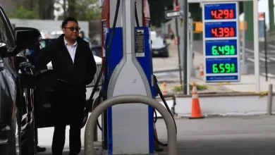 بیبیسی سرویس جهانی: تورم در آمریکا ماه گذشته کاهش یافت / قیمت بنزین نیز نزدیک به ۱۰ درصد ارزانتر شد / این روند نزولی ممکن است کوتاهمدت باشد، زیرا تشدید دوباره درگیریها در خاورمیانه باعث افزایش مجدد قیمت جهانی نفت شده