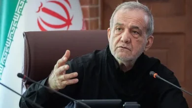 پزشکیان: جنوب ایران همواره نماد مقاومت در برابر استعمار و پاسداری از استقلال بوده؛ امروز هم مردم نجیب این دیار با صبوری، ایستادگی و پایمردی، روزهای سخت ناشی از تجاوز دشمن را با عزت پشت سر می‌گذارند