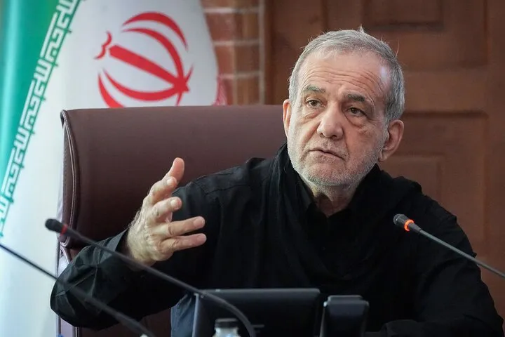 پزشکیان: جنوب ایران همواره نماد مقاومت در برابر استعمار و پاسداری از استقلال بوده؛ امروز هم مردم نجیب این دیار با صبوری، ایستادگی و پایمردی، روزهای سخت ناشی از تجاوز دشمن را با عزت پشت سر می‌گذارند