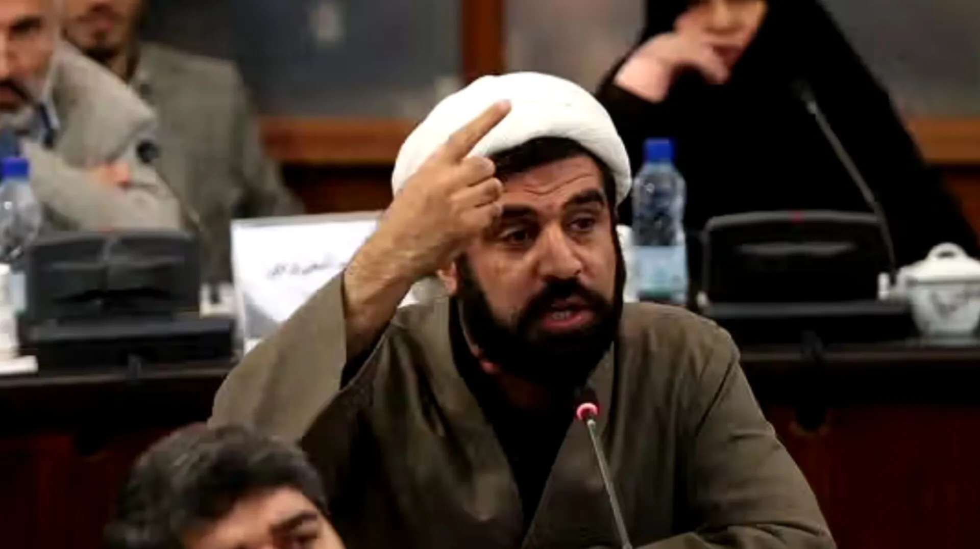 اخلاقی امیری، نماینده مجلس: در ماههای اخیر، صداوسیما بیشتر تریبون بخشی از سلایق بوده/ حضور برخی از افراد در رسانه ملی، باعث ایجاد تردید و دودلی در مخاطبان شده/ صاحبان تریبون نباید با موضعگیری خود دل مردم را خالی کنند