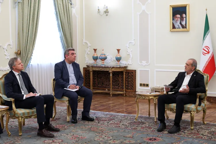 پزشکیان در دیدار با سفیر جدید آلمان: ایران همواره بر گفت‌و‌گو، دیپلماسی و حل‌وفصل اختلافات از مسیر‌های سیاسی و در چارچوب قواعد و مقررات بین‌المللی تأکید داشته / سیاست اصولی تهران همواره بر تلاش برای رفع سوءتفاهم‌ها و تقویت گفت‌و‌گو استوار بوده