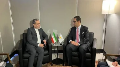 گفتوگوی تلفنی وزرای خارجه ایران و قبرس/ عراقچی: اهمیت جلوگیری از سوء استفاده دشمن از پایگاههای مستقر در قبرس علیه ایران