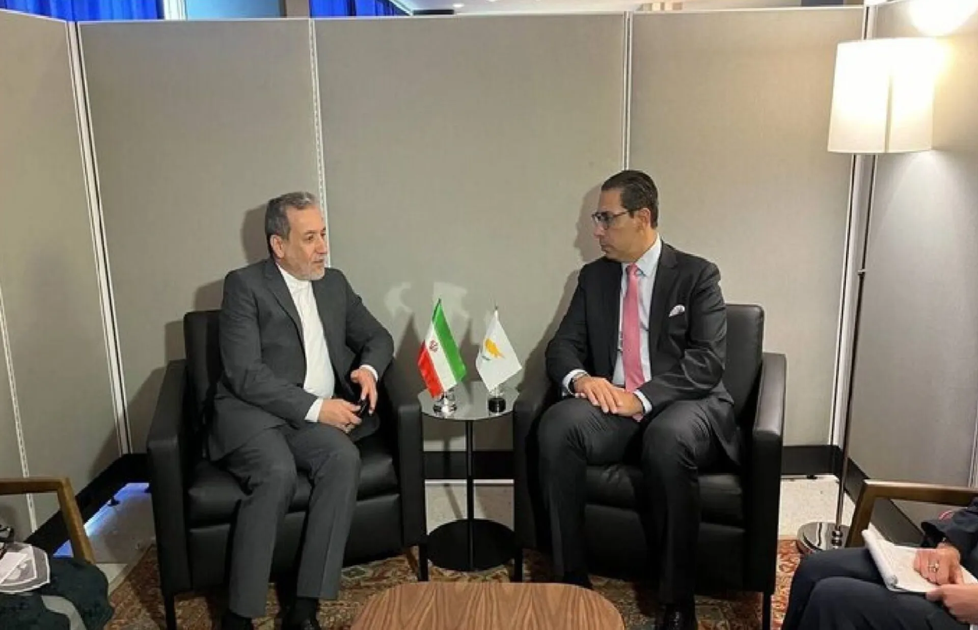گفت‌وگوی تلفنی وزرای خارجه ایران و قبرس/ عراقچی: اهمیت جلوگیری از سوء استفاده دشمن از پایگاه‌های مستقر در قبرس علیه ایران