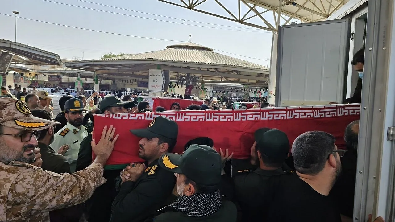 پیکر پنج پاسدار که در حمله آمریکا و عربستان به شهادت رسیده بودند وارد کشور شدند