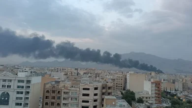 استانداری هرمزگان: دود در شرق بندرعباس ناشی از آتش‌سوزی انبار ضایعات و درختان نخل است
