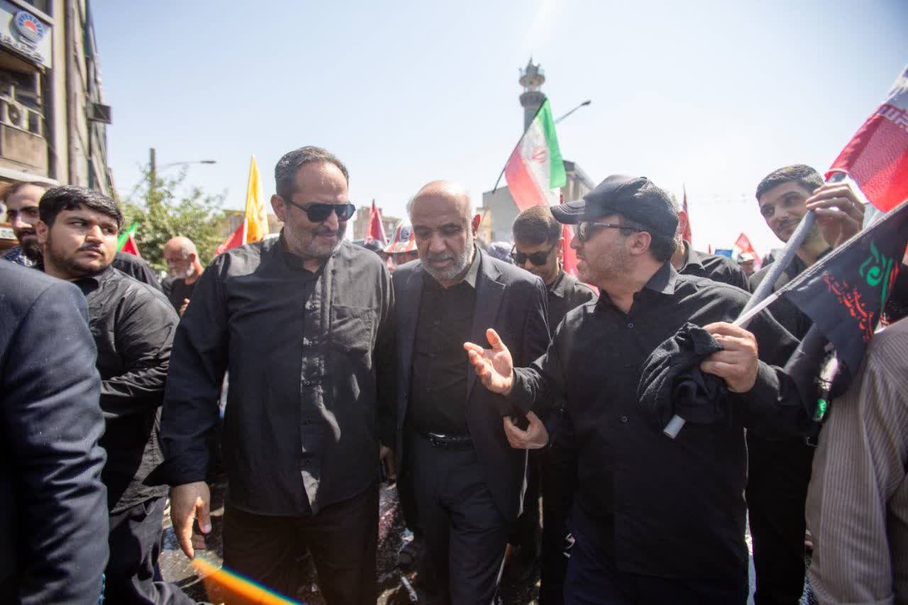  حضور وزیر کار و رییس بسیج کارگری کشور در مسیر تشییع پیکر رهبر شهید انقلاب