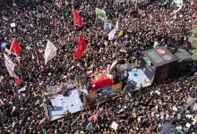 عکسی از نوه رهبر شهید بر روی دستان عزاداران عراقی