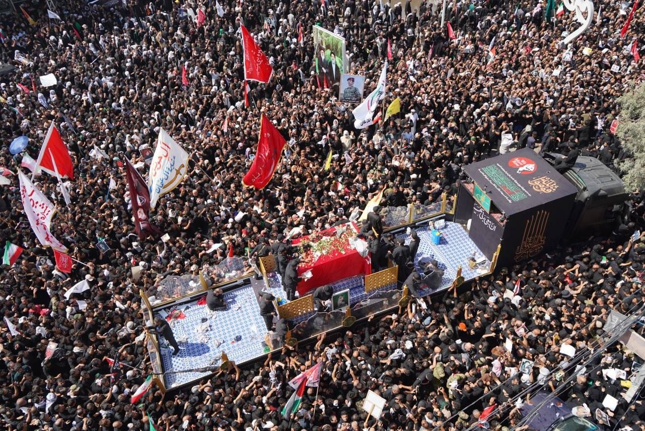 عکسی از نوه رهبر شهید بر روی دستان عزاداران عراقی