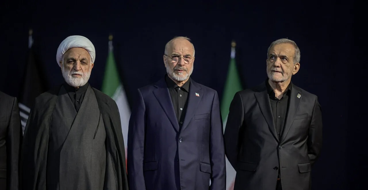 حضور سران سه قوه در مراسم ادای احترام بر پیکر رهبر شهید انقلاب (عکس)