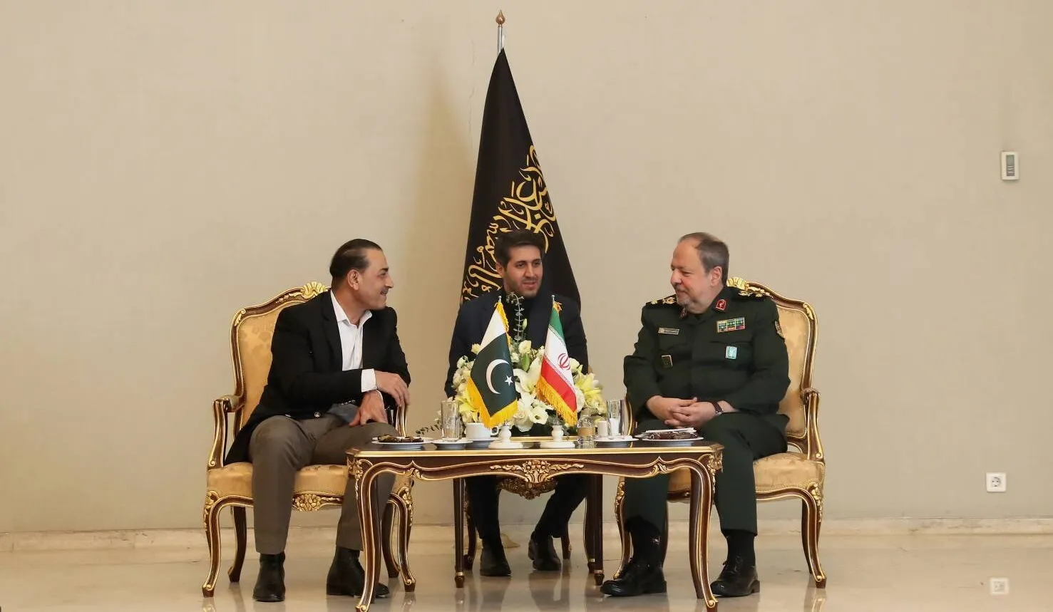 سرپرست وزارت دفاع در دیدار با فرمانده ارتش پاکستان: ایران به درخواست کشورهای دوست و همسایه و با هدف اثبات حسن نیت، یادداشت تفاهم را امضا کرد، اما هرگونه نقض آتشبس با واکنش لازم و قوی ما همراه خواهد بود