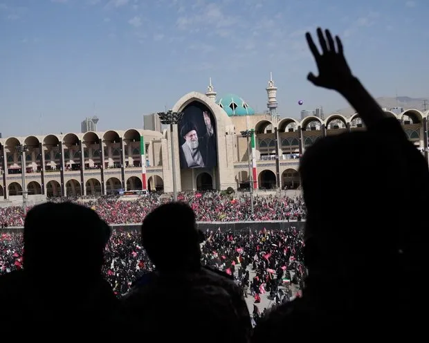 رئیس ستاد وداع: قطعا تشییع پیکر رهبر شهید به‌طور زمینی انجام خواهد شد / مراسم وداع با پیکر رهبر شهید انقلاب تا ساعت ۲۰ روز یکشنبه ۱۴ تیر پیش‌بینی شده؛ ما مکلفیم که رأس ساعت ۲۰ یکشنبه پیکرهای مطهر را به نقطه‌ای منتقل کنیم که برای مراسم تشییع آماده شوند