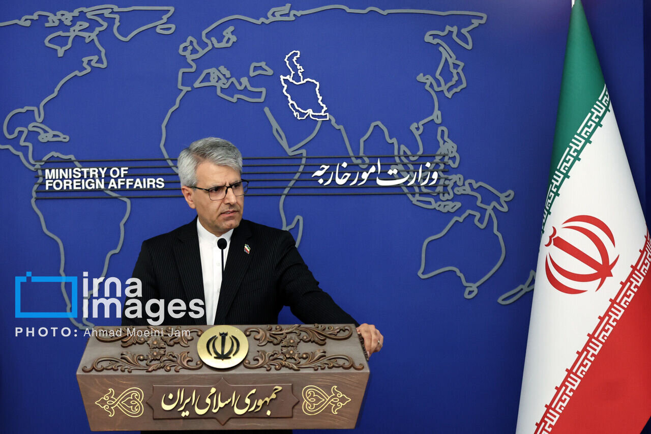 سخنگوی وزارت خارجه در نشست هفتگی با خبرنگاران مطرح کرد: مذاکرات تنگه هرمز با عمان دوجانبه است؛موضوعات ایران و آمریکا بعداً بررسی می‌شود/ دستگاه دیپلماسی مجاز نیست برای خوشایند جریان‌های سیاسی داخل ...