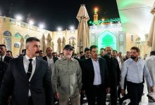 تیپ خاص قالیباف هنگام زیارت حرمین کاظمین/ هدیه خاص به رئیس مجلس+ تصاویر