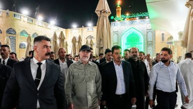 تیپ خاص قالیباف هنگام زیارت حرمین کاظمین/ هدیه خاص به رئیس مجلس+ تصاویر