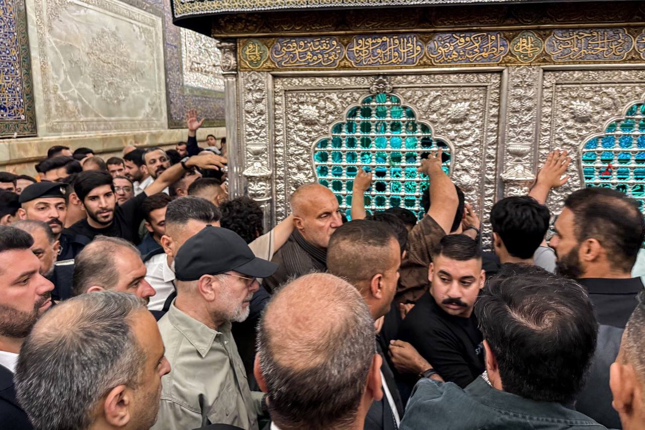 تیپ خاص قالیباف هنگام زیارت حرمین کاظمین/ هدیه خاص به رئیس مجلس+ تصاویر