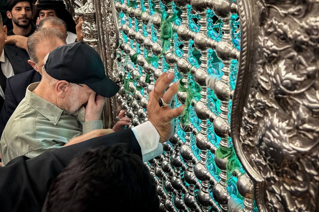 تیپ خاص قالیباف هنگام زیارت حرمین کاظمین/ هدیه خاص به رئیس مجلس+ تصاویر