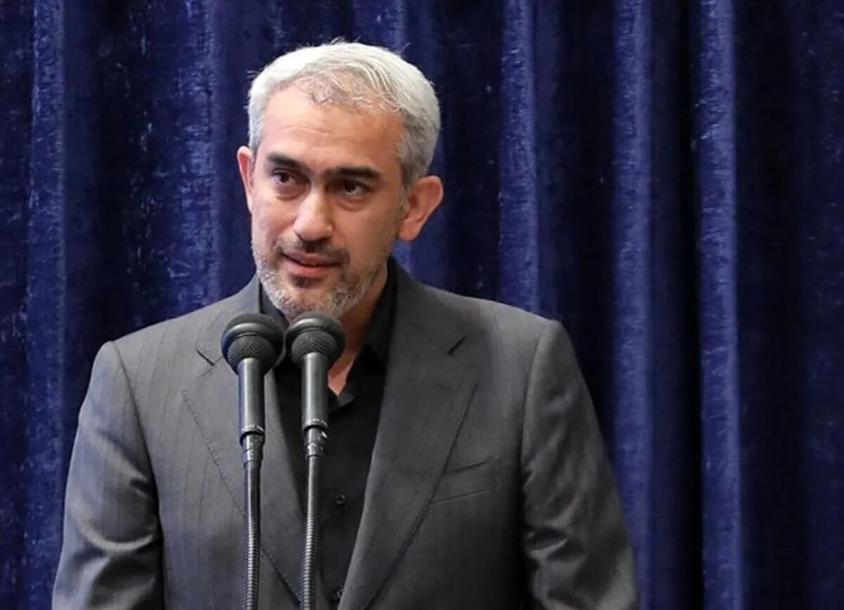 وزیر اقتصاد: دشمنان آرزوی زمین زدن اقتصاد ایران را به گور خواهند برد / دولت تا دو سال آینده برنامه مقاومت در حوزه اقتصاد دارد / مردم نگران نباشند؛ به کمک خداوند هیچ آسیبی به کشور نخواهد رسید