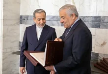 رایزنی وزیر خارجه ایتالیا با عراقچی درباره گفتگوی ایران و عمان و تعیین مسیر برای تردد در تنگه هرمز