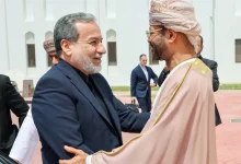 فارس به نقل از یک منبع نزدیک به تیم مذاکره‌کننده: در صورت نهایی‌شدن تفاهم ایران با عمان، بازگشایی تنگه هرمز مستلزم انجام تعهدات آمریکا می‌شود