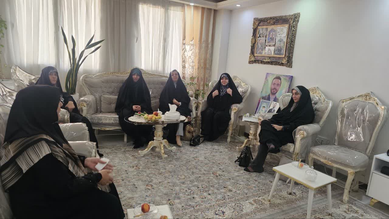 دیدار اعضای کمیته بانوان کانون عالی انجمن های صنفی کارگران ایران از خانواده شهید مهدی فیض الله زاده
