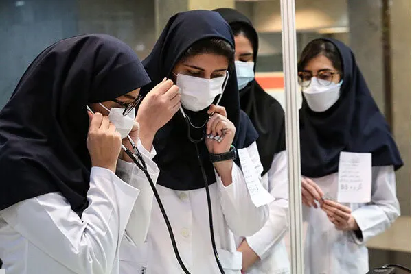 معاون وزارت بهداشت: دانشکده‌های علوم پزشکی که بیش از دو برابر ظرفیت خود دانشجو گرفته‌اند، شبیه به خودرو‌های قاچاق انسان هستند که وقتی در آن‌ها باز می‌شود، جمعیت فوران می‌کند