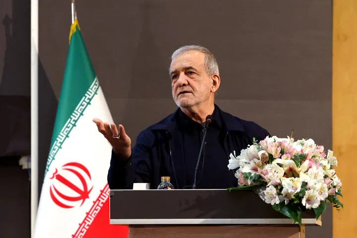 پزشکیان: محاسبات دشمنان بر پایه دادههای هوش مصنوعی، عناصر اجیرشده و نمایندگان داخلیشان نقش بر آب شد / اگرچه دشمنان همه راهها را بستهاند، اما به یاری خداوند مسیرهای تازهای خواهیم گشود