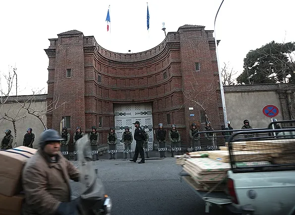 وزارت خارجه: ۲ دیپلمات فرانسوی به‌عنوان عناصر نامطلوب شناخته شدند / ورود آنها به ایران ممنوع خواهد بود
