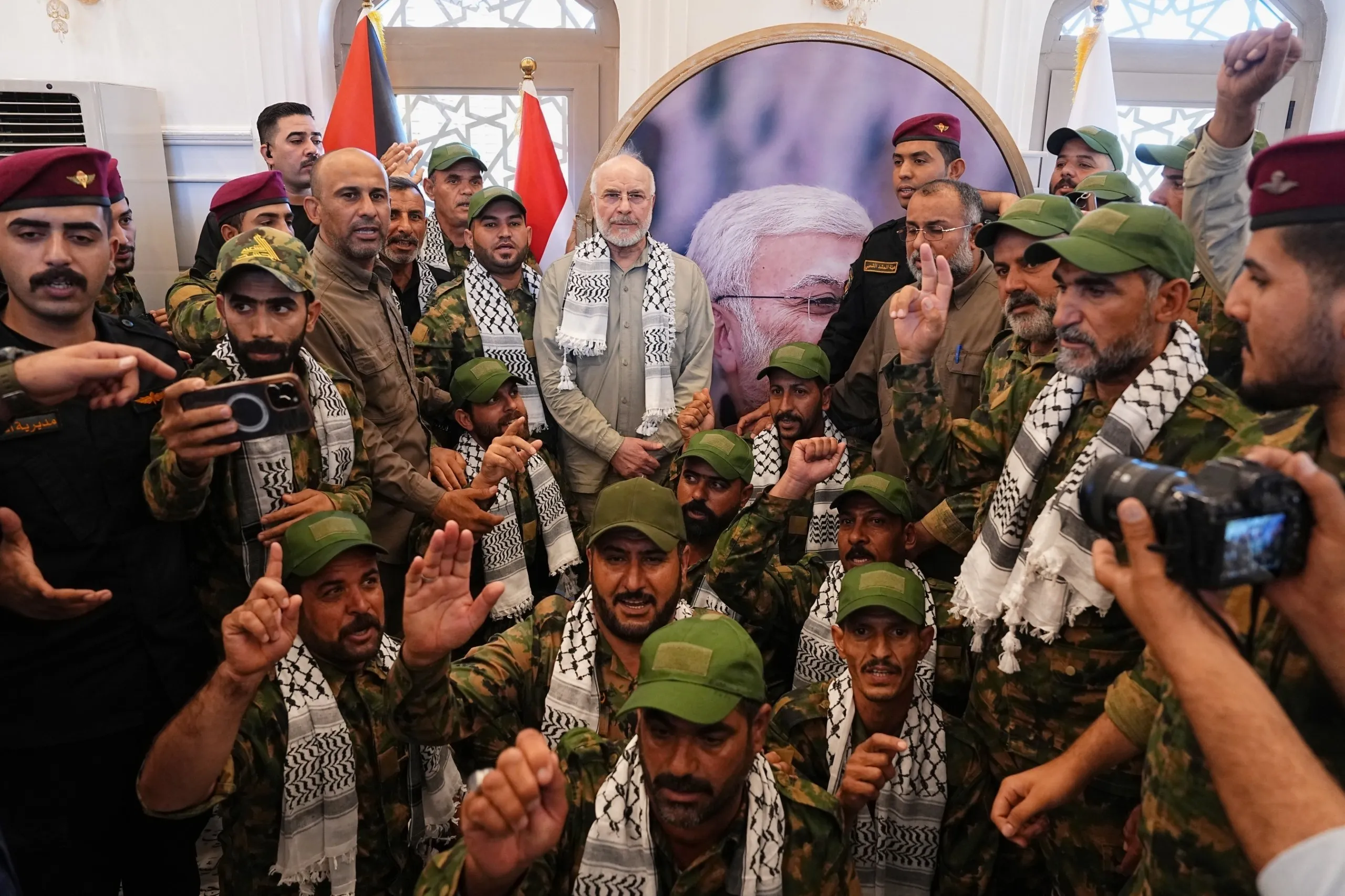 قالیباف در جمع رزمندگان حشدالشعبی: عراق و ایران همان‌طور که در جنگ رمضان پوزه آمریکا را به خاک مالیدند بازهم طعم تلخ شکست را به او خواهند چشاند / وحدت بین امت اسلامی گسستنی نیست