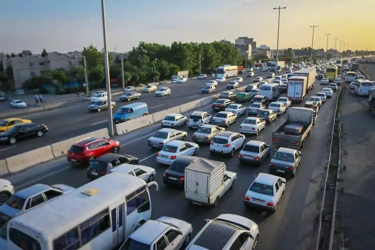 کندوان دوطرفه شد؛ ترافیک نیمه سنگین خودرویی در هراز