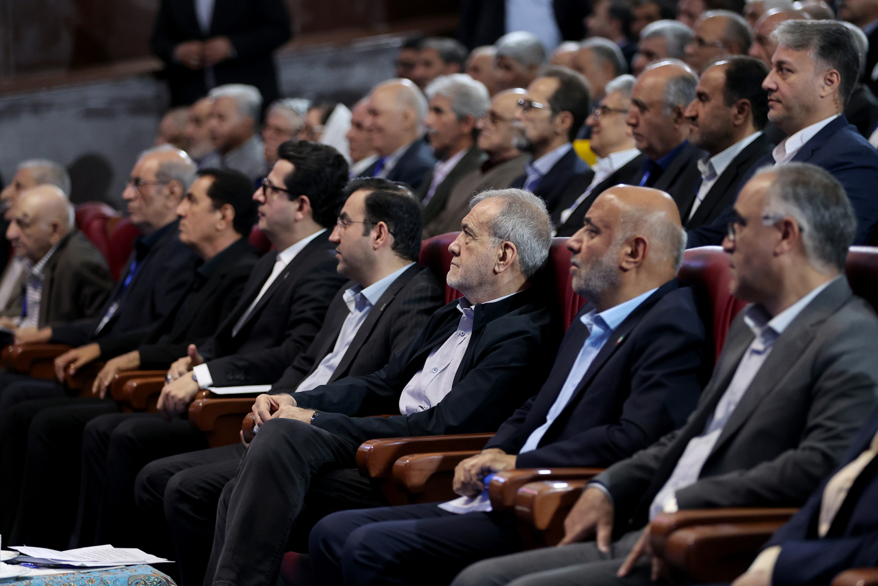بیات و اسدی خطاب به رئیس‌جمهور؛حقوق بازنشستگان کفاف ۱۰ روز را می‌دهد/ مطالبه پرداخت ۲۷۷ همت بدهی دولت