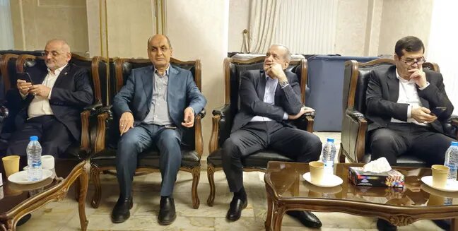 توقف هواپیمای حامل پزشکیان در فرودگاه رشت/ علت چه بود؟