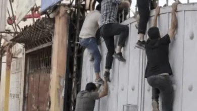 جزئیات فرار تعدادی از معتادان از کمپ ماده ۱۶ در مشهد / بهزیستی: ۷۰ نفر از معتادان این مرکز ، در ساعت استراحت و هواخوری، ضمن درگیر شدن با نگهبانان کمپ، فرار کرده و متواری شدند