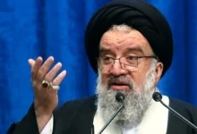احمد خاتمی، امام جمعه موقت تهران: کسانی که حجاب را رعایت نمی‌کنند نیز شهروند این ملت هستند و حضور آنها در تجمعات و همراهی با مردم کار خوبی است، اما دهن‌کجی به حجاب، خلاف وحدت است