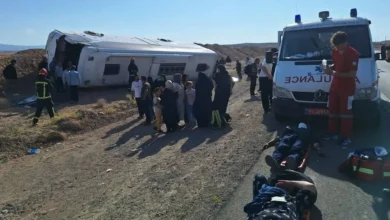 ۸ مصدوم بر اثر واژگونی اتوبوس در محور خرمآباد - اصفهان